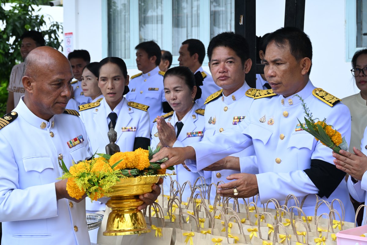 เข้าร่วมพิธีทำบุญตักบาตรถวายพระราชกุศล เนื่องในโอกาสวันเฉลิมพระชนมพรรษา พระบาทสมเด็จพระปรเมนทรรามาธิบดีศรีสินทร มหาวชิราลงกรณ พระวชิรเกล้าเจ้าอยู่หัว